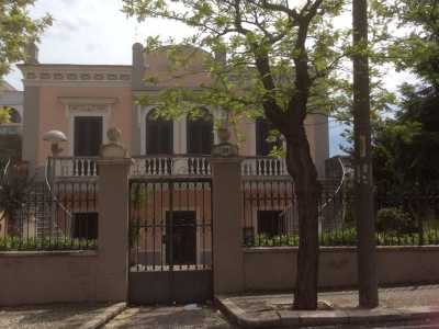 Villa Anna in corso Umberto I: spicca la doppia scalinata laterale